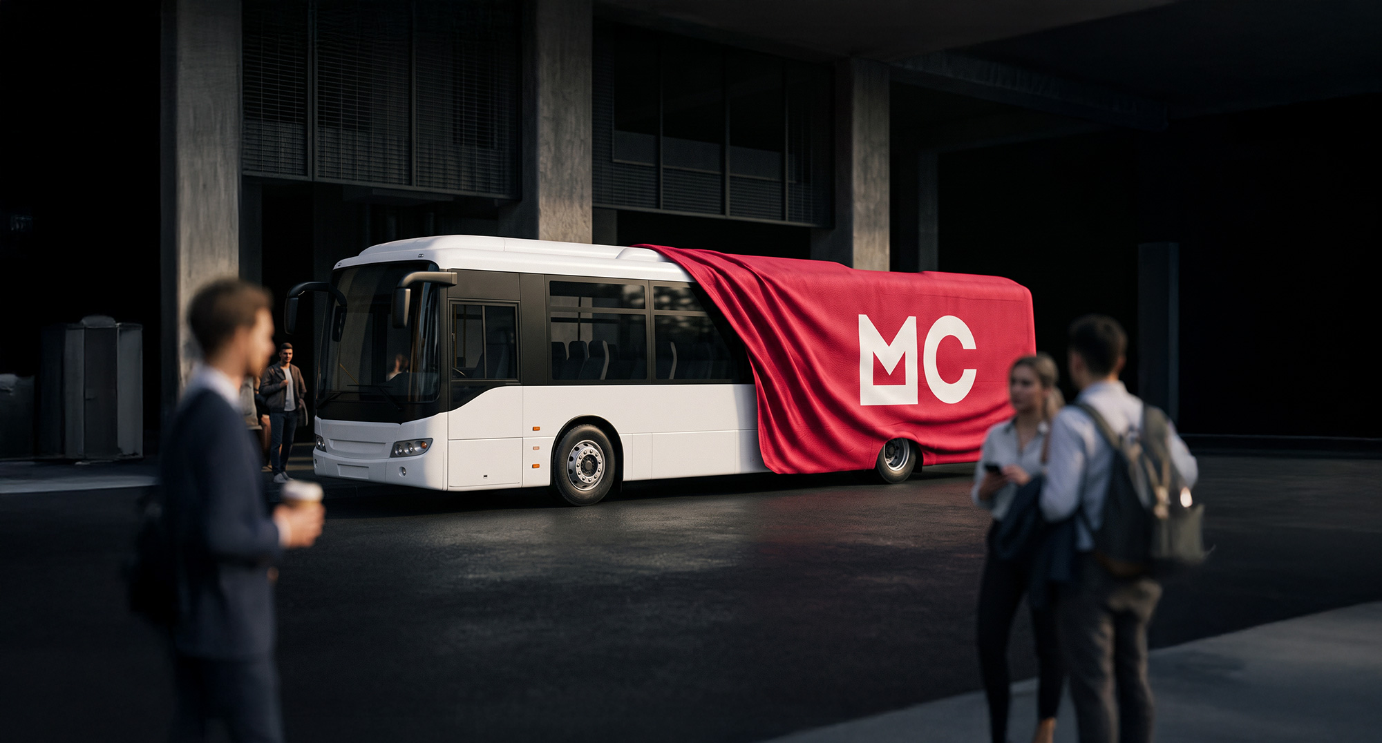 Autobús cubierto por una lona roja con el logo de MC