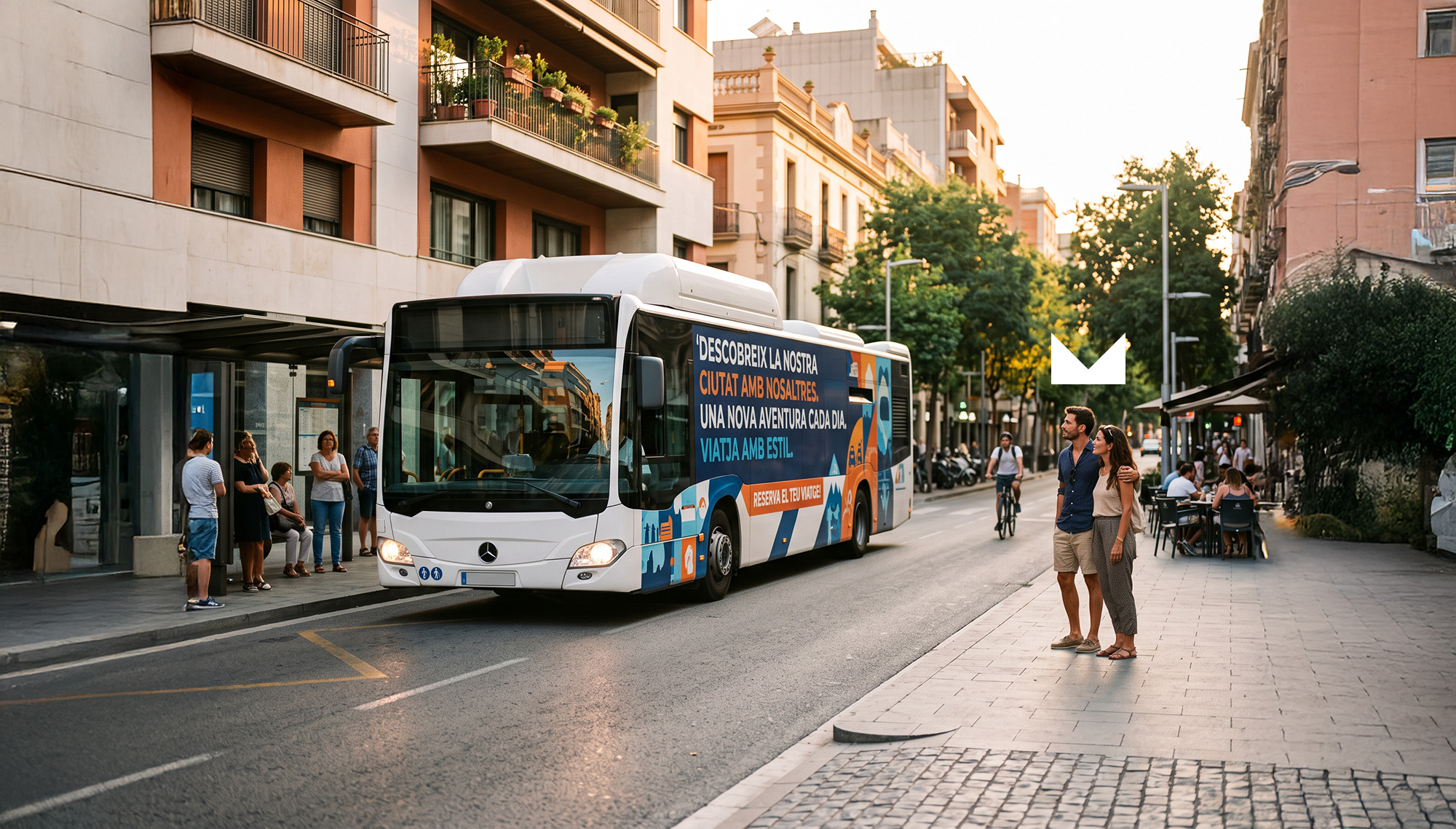 Autobús urbano con publicidad integral parado en una calle de la ciudad