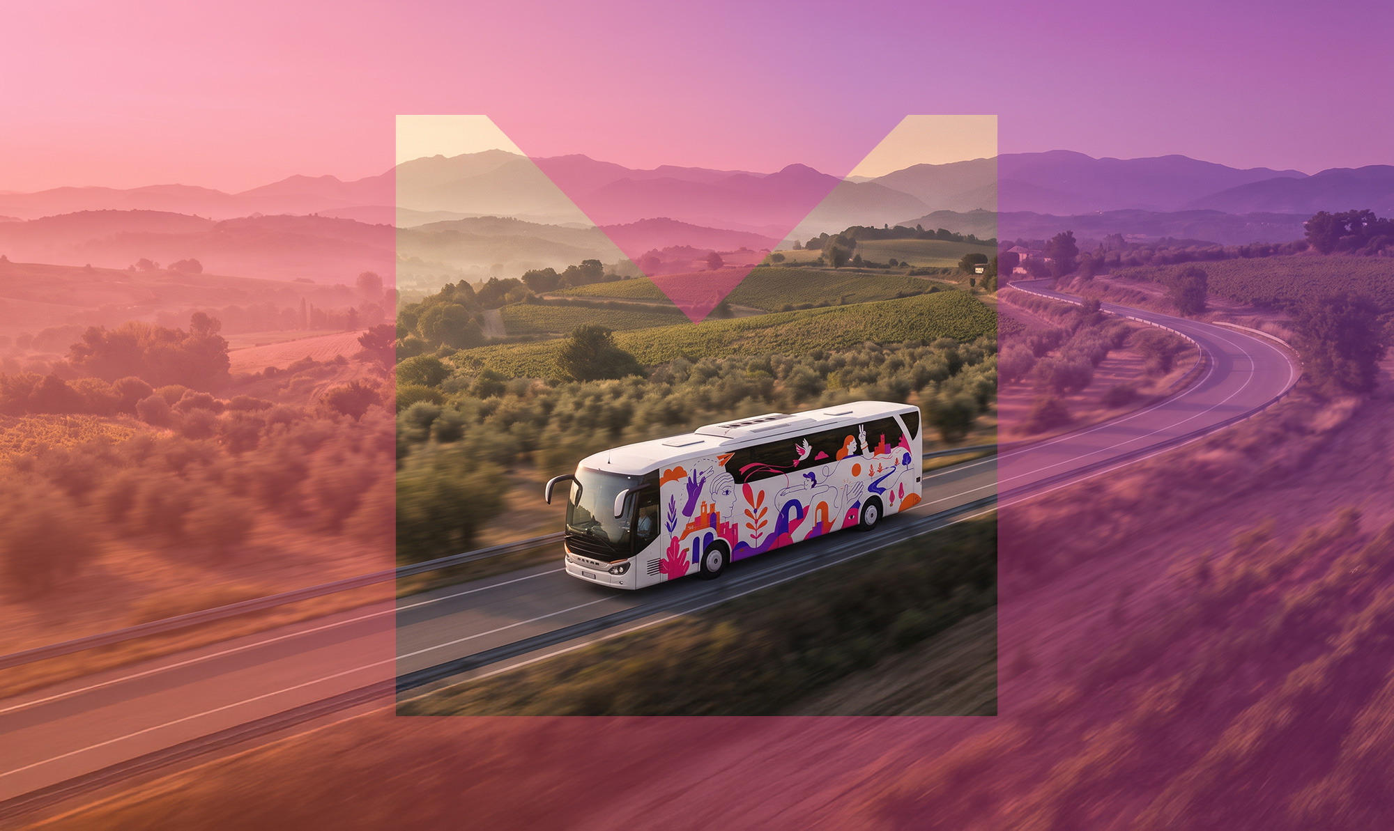 Autobús interurbano recorriendo una carretera entre campos al atardecer